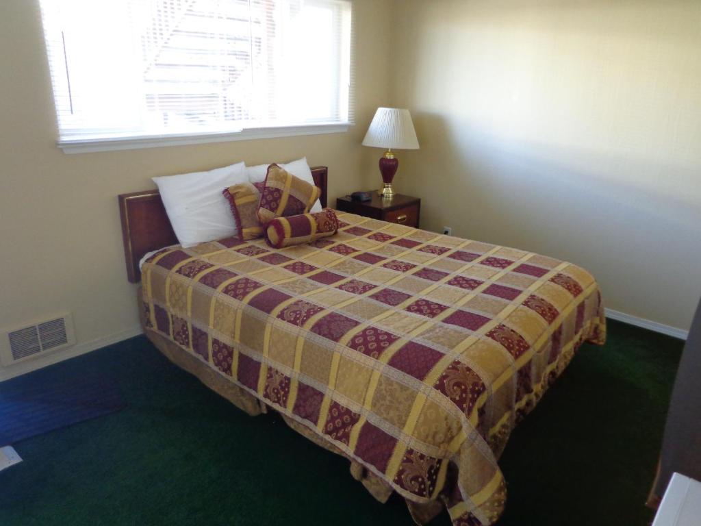 Postel nebo postele na pokoji v ubytování Ocean Shores Inn & Suites