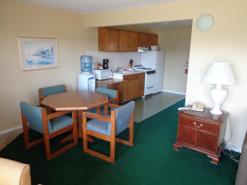 Kuchyň nebo kuchyňský kout v ubytování Ocean Shores Inn & Suites