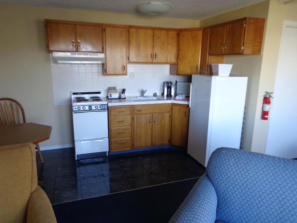 Kuchyň nebo kuchyňský kout v ubytování Ocean Shores Inn & Suites