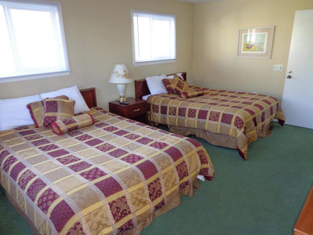 Postel nebo postele na pokoji v ubytování Ocean Shores Inn & Suites