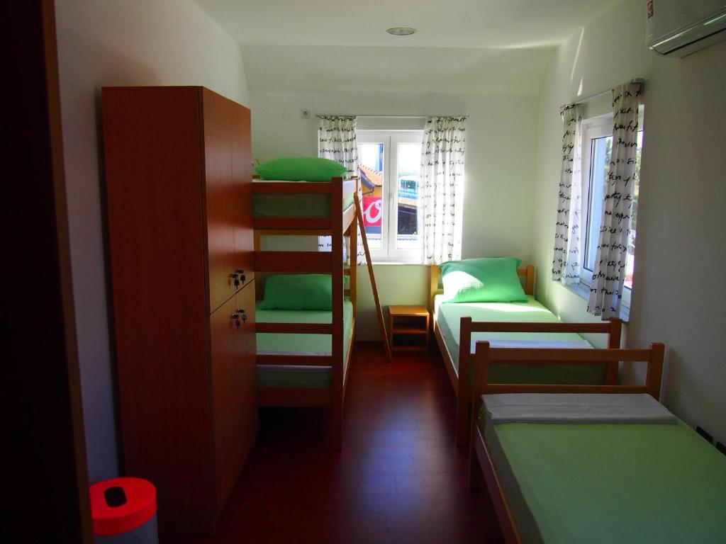 Hostel Savski Most emeletes ágyai egy szobában