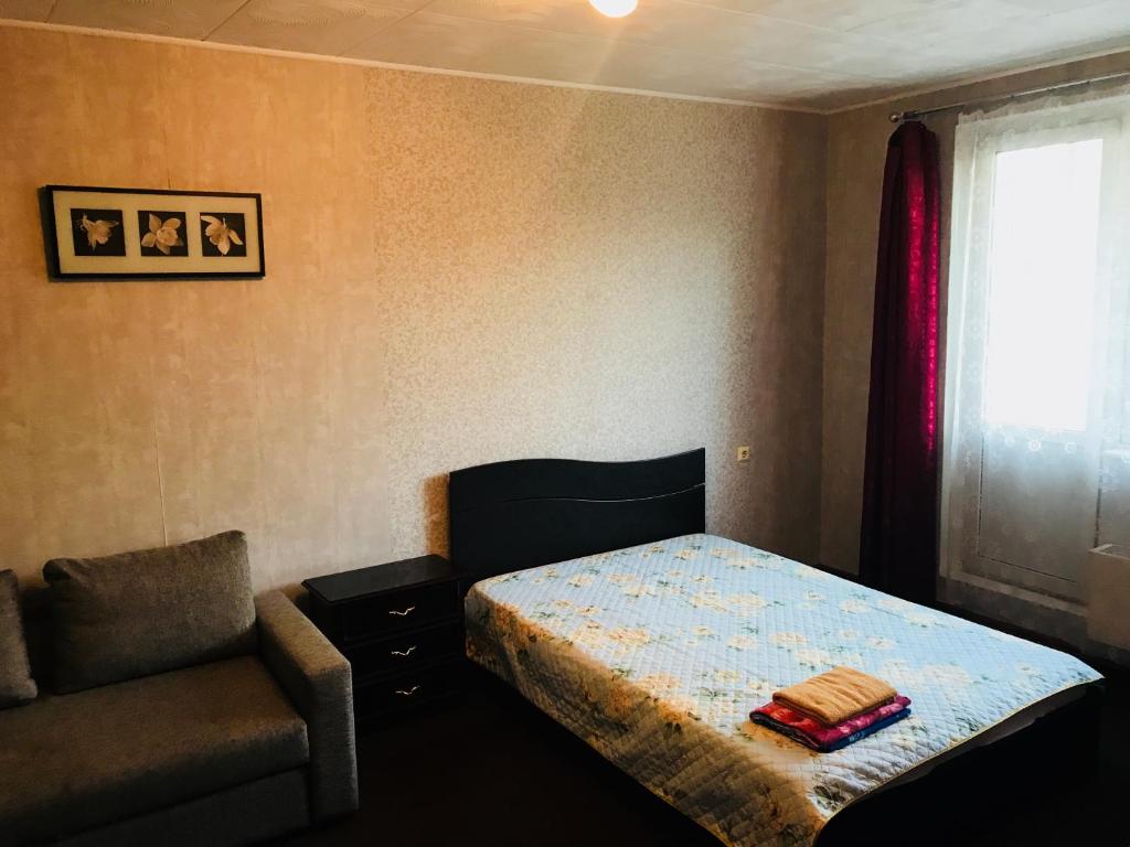 モスクワにあるApartment G-Kvartal at Begovayaのベッドルーム1室(ベッド1台、椅子、窓付)