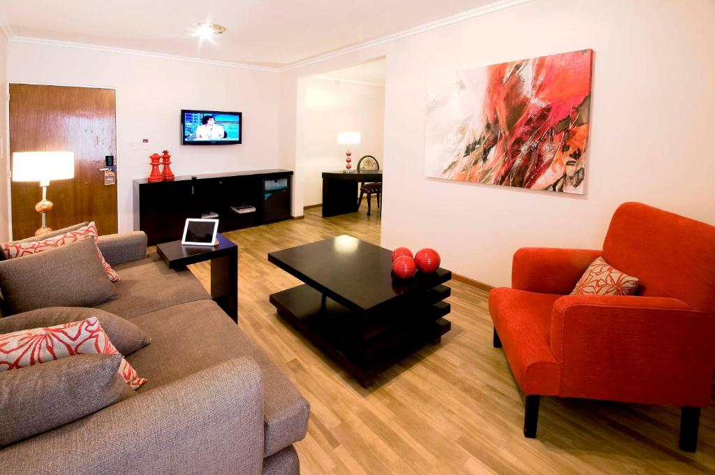 Una televisión o centro de entretenimiento en Hotel Argos