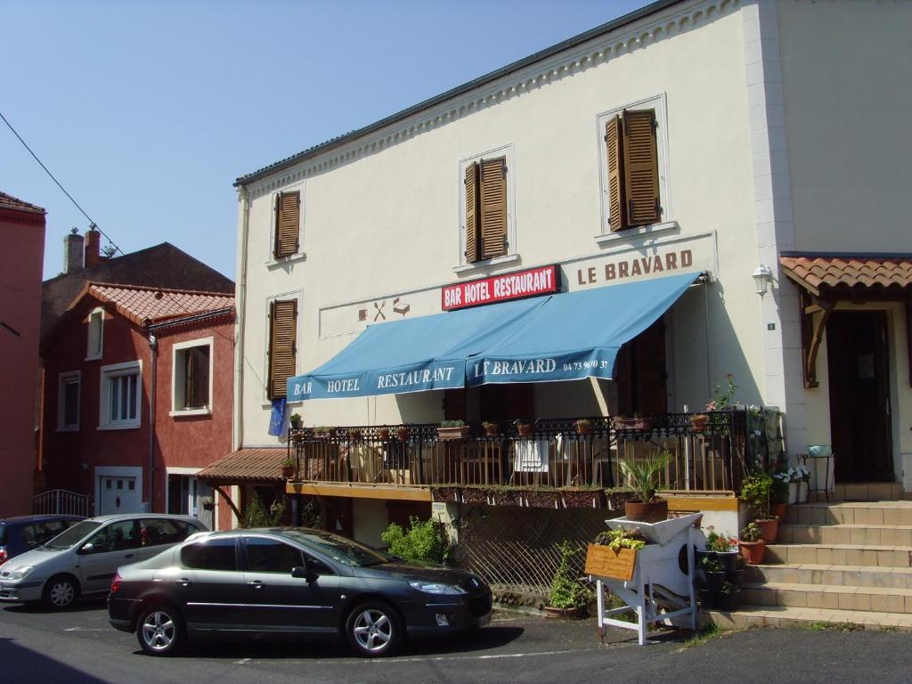 ein schwarzes Auto, das vor einem Gebäude parkt in der Unterkunft Le Bravard in Jumeaux