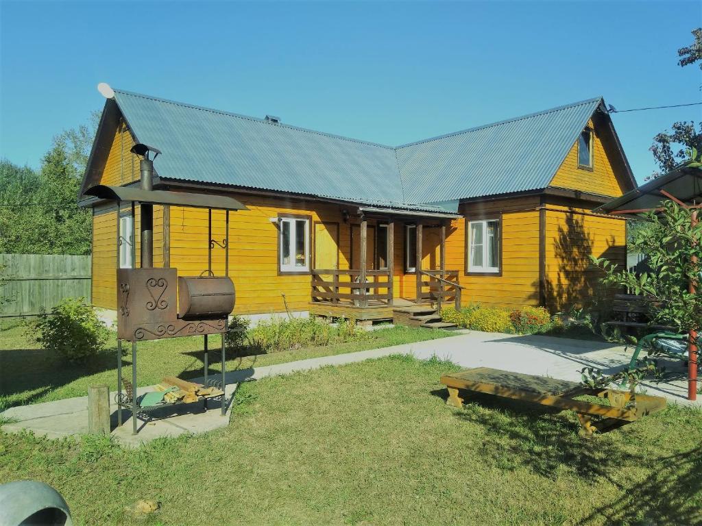 スーズダリにあるГостевой дом Пинаихаの目の前の黄色い家