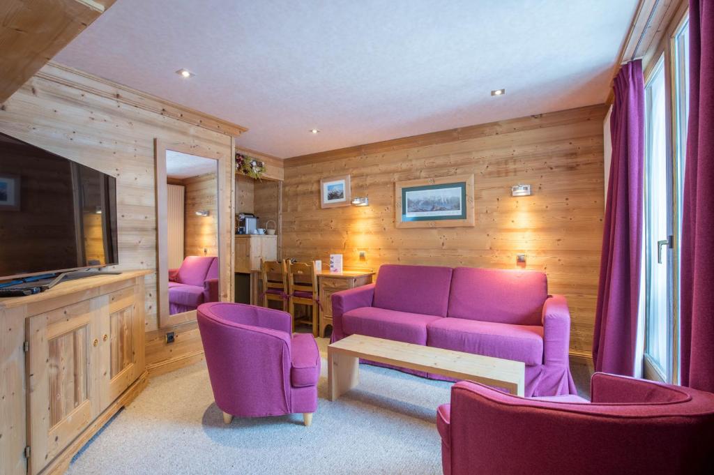TV a/nebo společenská místnost v ubytování Park Hotel Suisse & Spa
