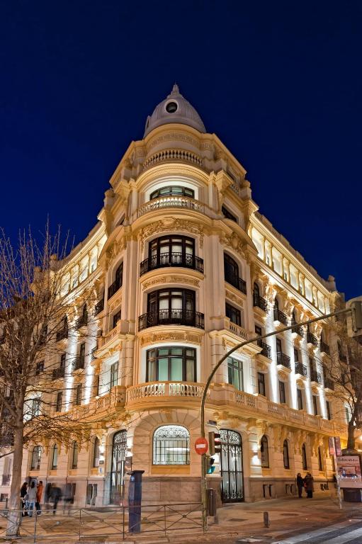 Un gran edificio en una calle de la ciudad por la noche. en Hotel Sardinero Madrid, en Madrid