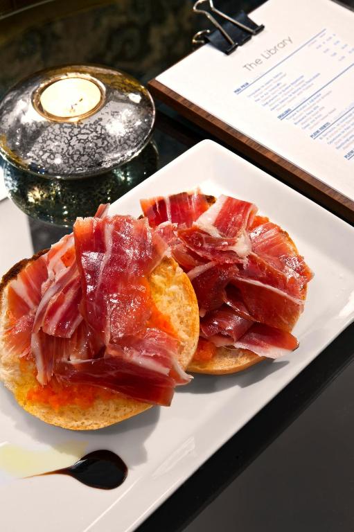 Comida en o cerca de este hotel