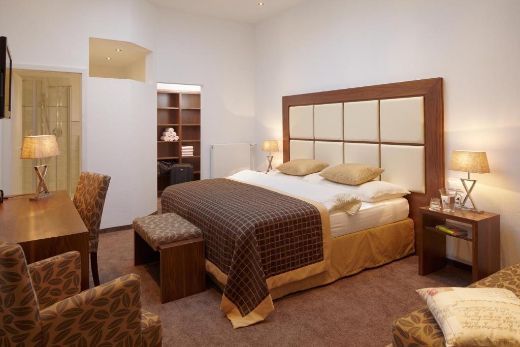 Postel nebo postele na pokoji v ubytování Hotel zur Post