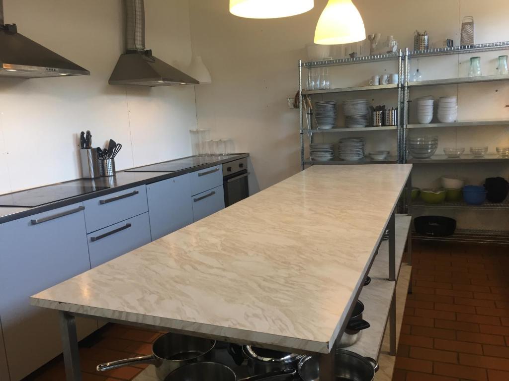 Kuchyň nebo kuchyňský kout v ubytování Dueodde Hostel