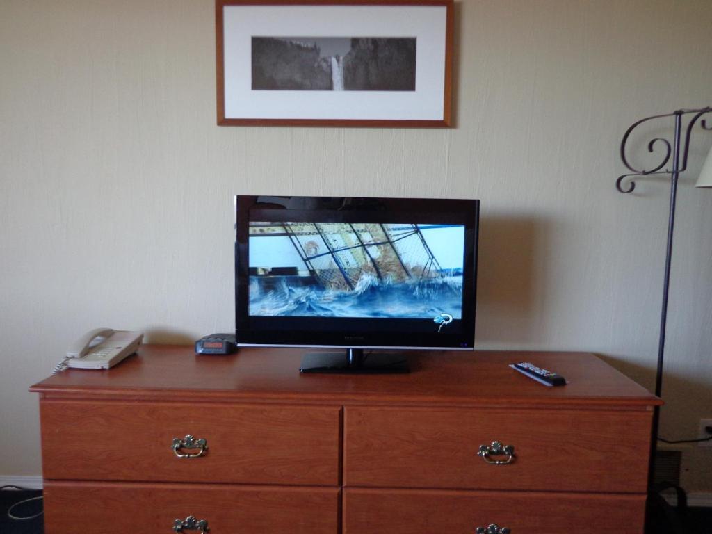 TV a/nebo společenská místnost v ubytování Ocean Shores Inn & Suites