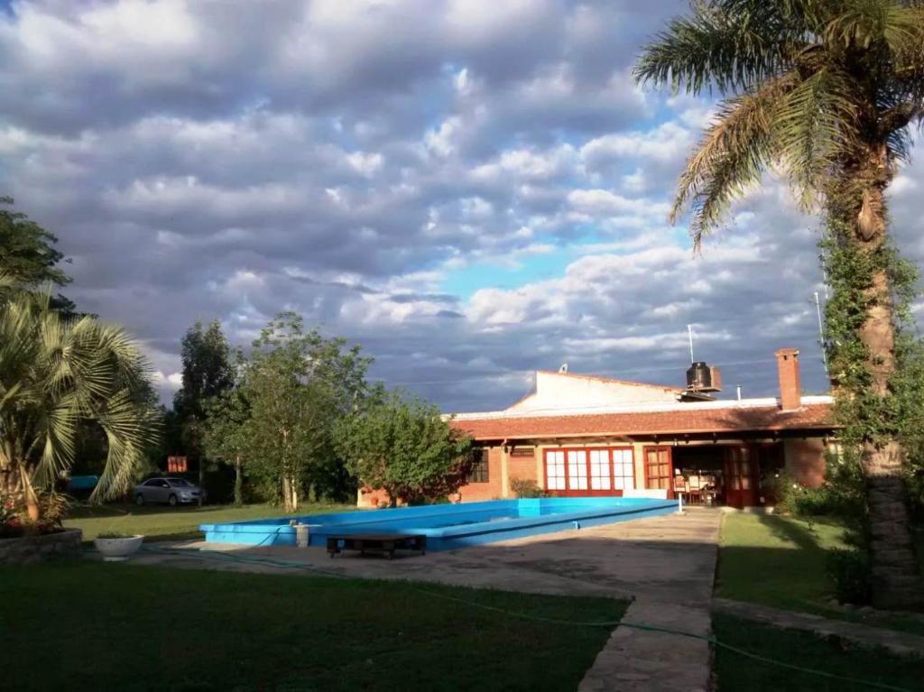 uma casa com piscina no quintal em ALOJAMIENTO VALLE DE SALTA em Salta