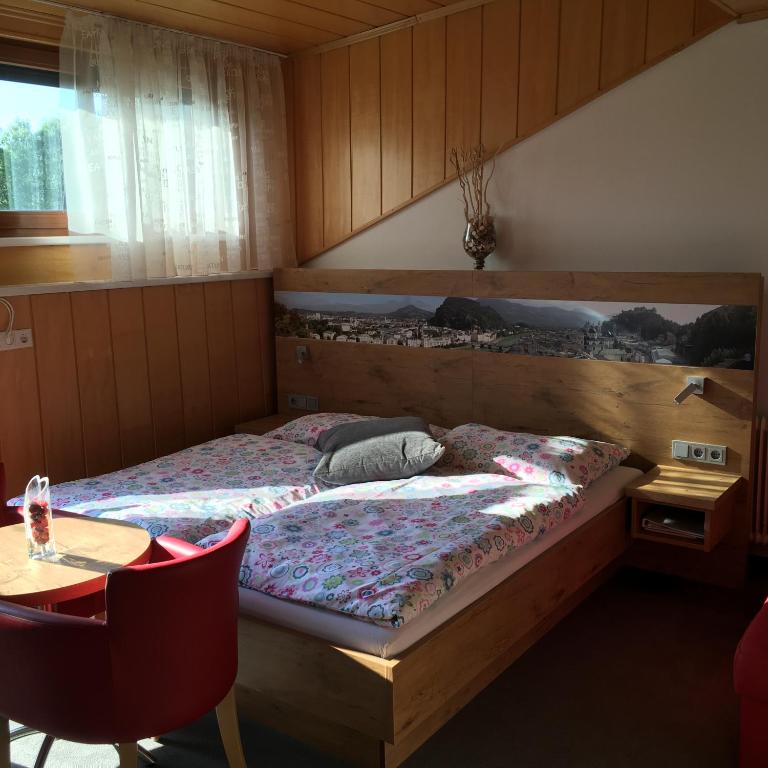 A bed or beds in a room at Pension Nocksteinblick