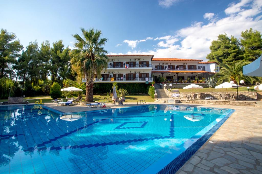 uma grande piscina em frente a um hotel em Maria's House Hotel em Metamorfosi