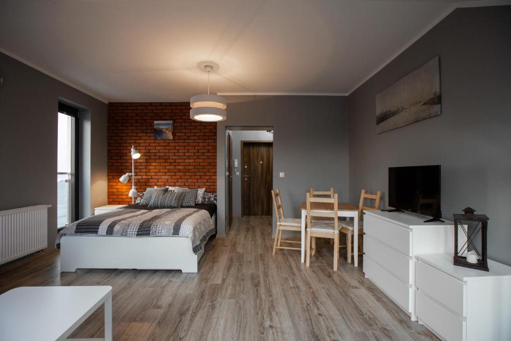 Televízia a/alebo spoločenská miestnosť v ubytovaní Apartament nad morzem