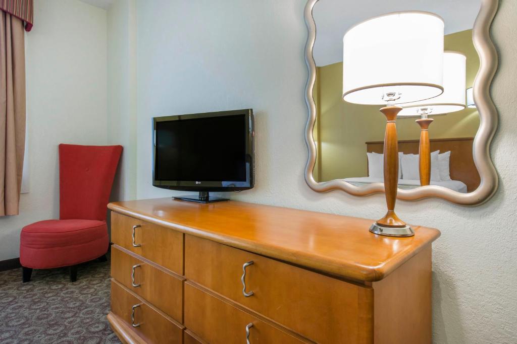 Quality Inn & Suites Near the Theme Parks - Salle De Reine Standard