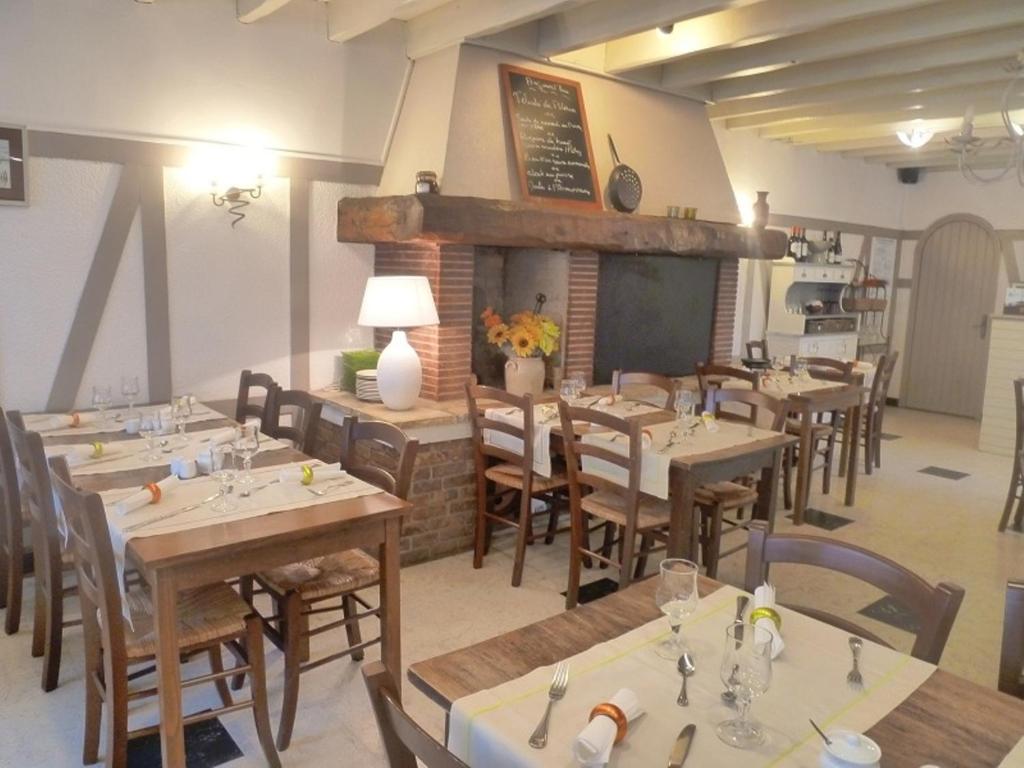 Kuchyň nebo kuchyňský kout v ubytování Logis Hôtel & Restaurant "Au Gré du Vent"