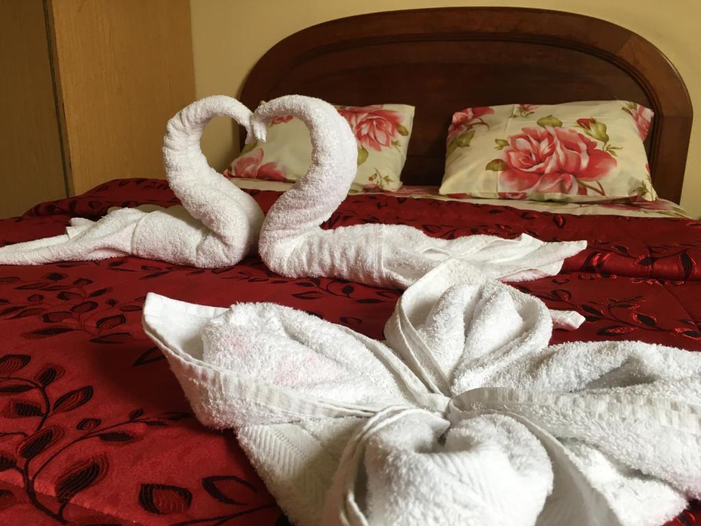 dos cisnes envueltos en toallas blancas en una cama en Hotel Mandarin, en Lima