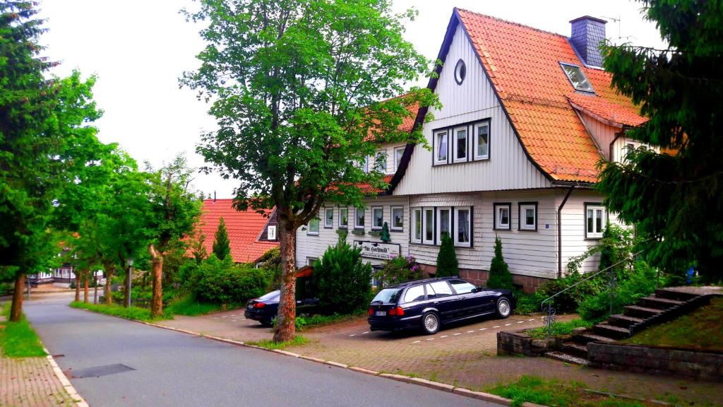 uma casa com um carro estacionado em frente em Hotel garni Am Hochwald em Braunlage