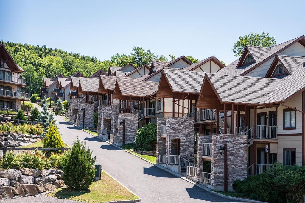 a row of houses in a resort at Condos Château-Bromont in Bromont