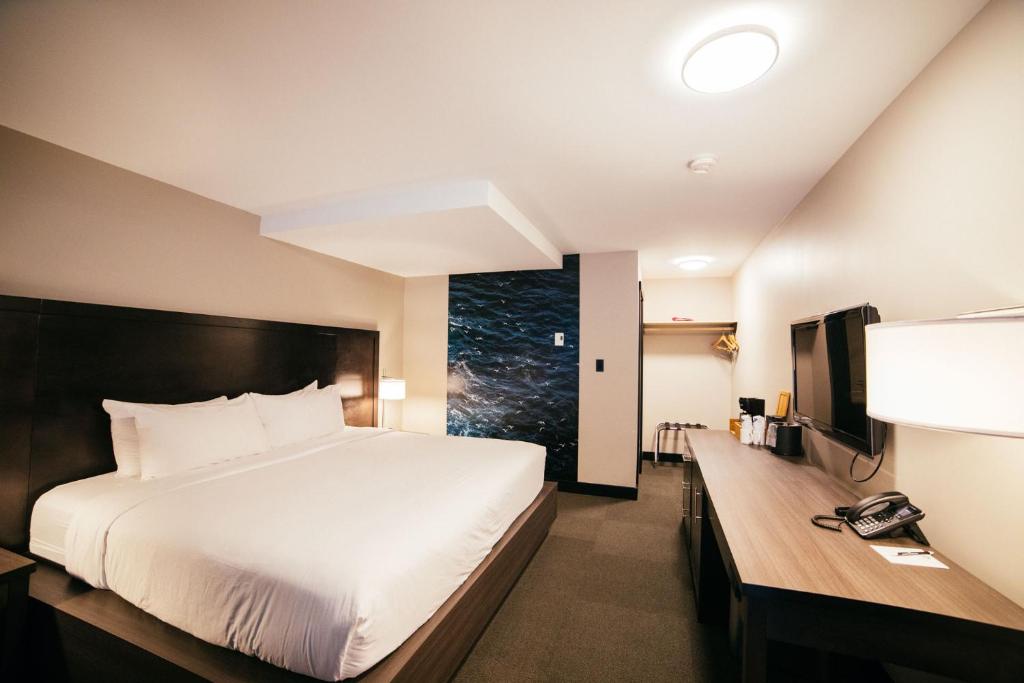 Postel nebo postele na pokoji v ubytování Tofino Resort + Marina