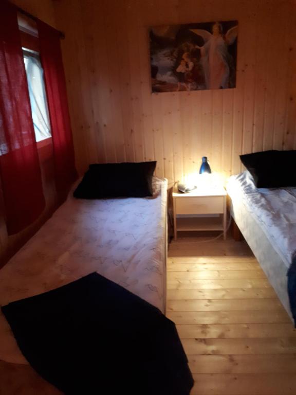 Postel nebo postele na pokoji v ubytování Dessans Café & Logi