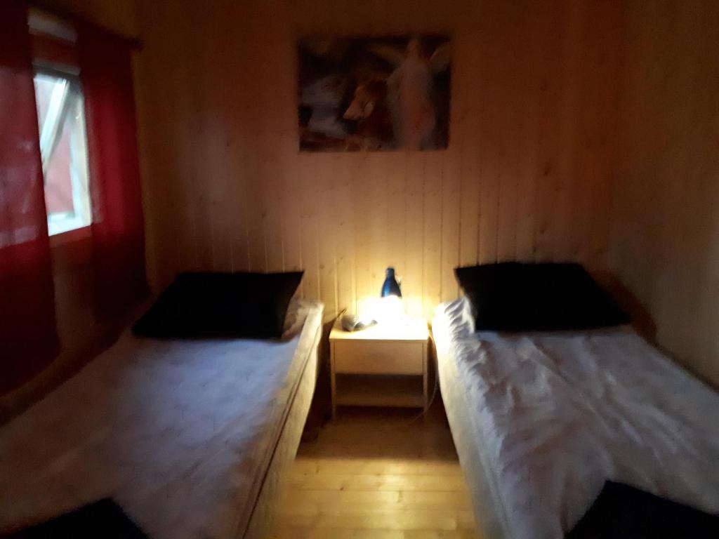 Postel nebo postele na pokoji v ubytování Dessans Café & Logi
