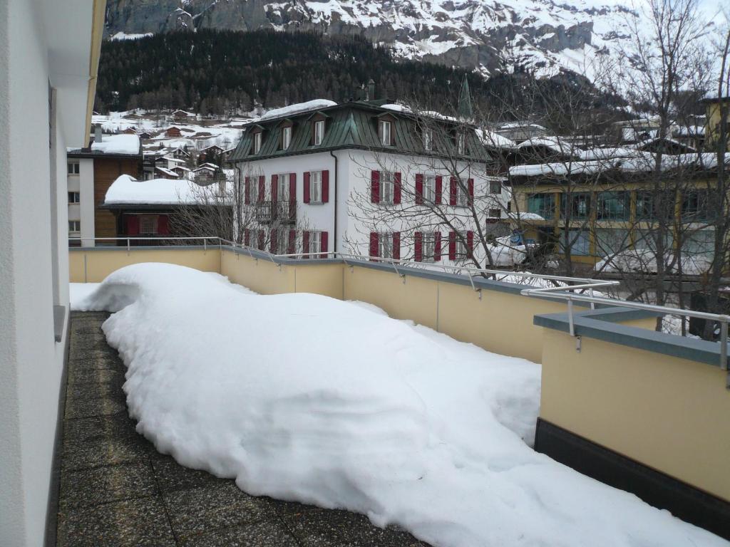 une pile de neige sur le côté d'un bâtiment dans l'établissement Royal 50, à Loèche-les-Bains