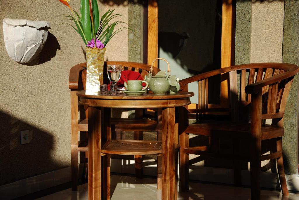 Posezení v ubytování Trijaya Guest House Pemuteran