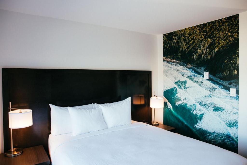 Postel nebo postele na pokoji v ubytování Tofino Resort + Marina