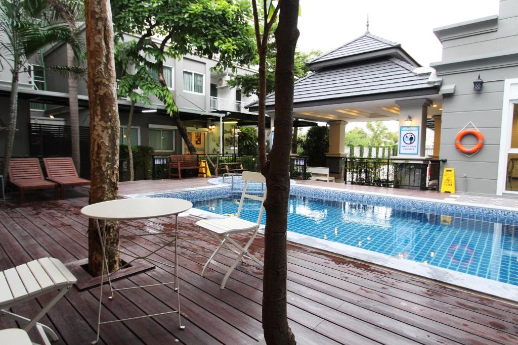 Bazén v ubytování At Residence Suvarnabhumi Hotel nebo v jeho okolí