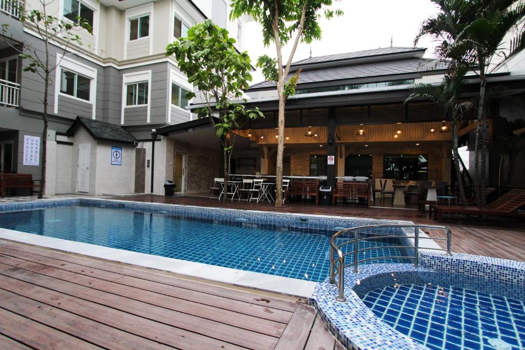 Bazén v ubytování At Residence Suvarnabhumi Hotel nebo v jeho okolí