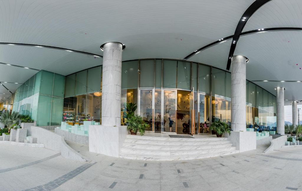 Mặt tiền/cổng chính của Quinter Central Nha Trang