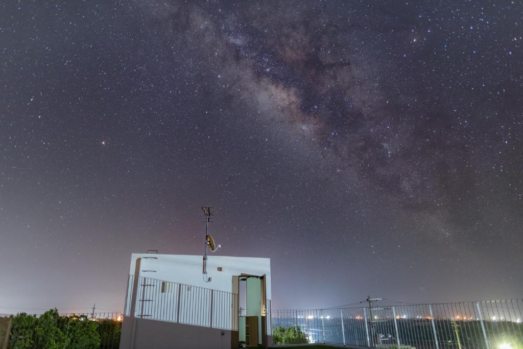 un edificio con la Vía Láctea en el cielo en Comfort House In Miyakojima en Isla Miyako