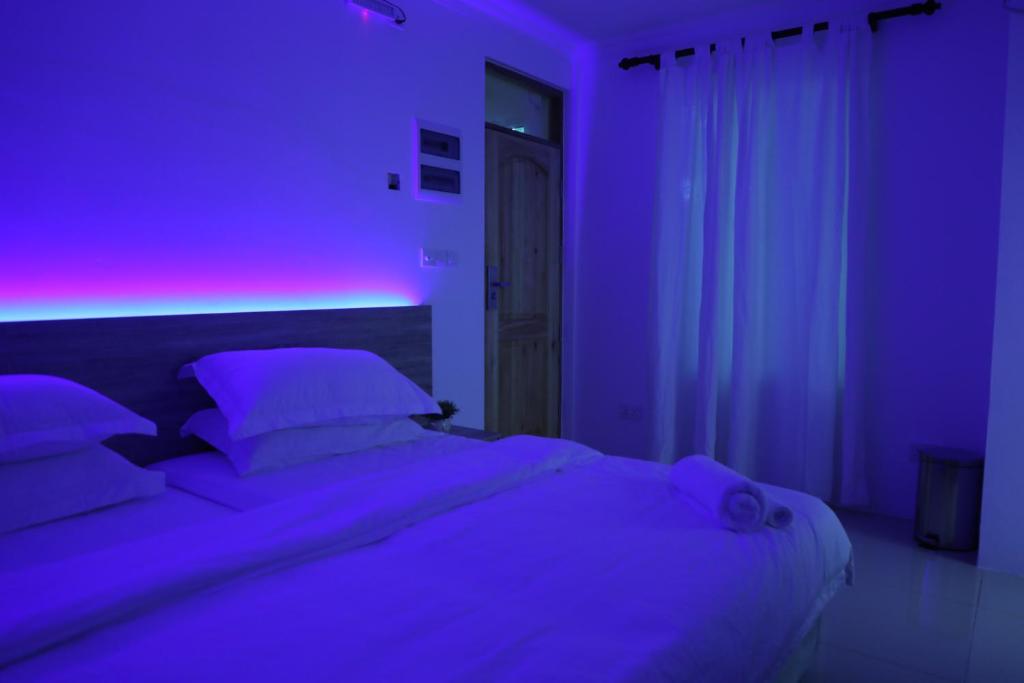 Postel nebo postele na pokoji v ubytování Moodhu Surf House