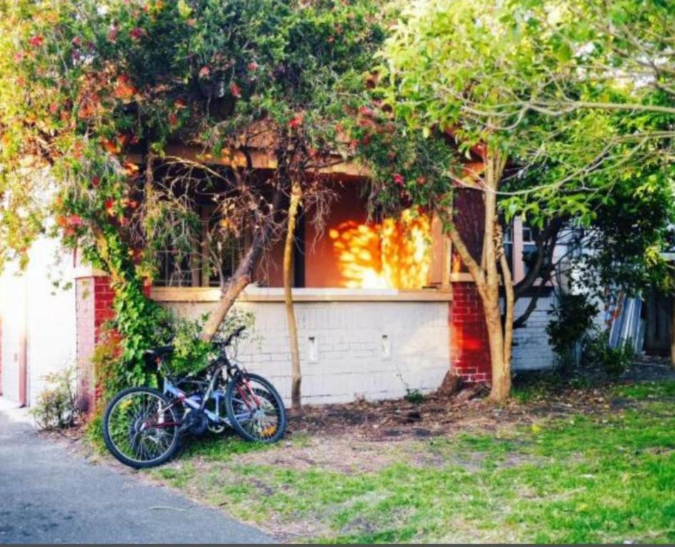una bicicleta estacionada frente a una casa en St Kilda East backpackers' hostel, en Melbourne