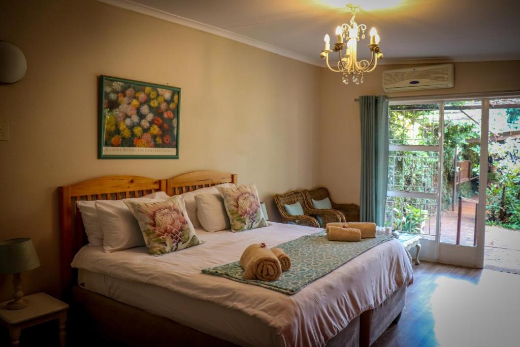 um quarto com uma cama com animais de peluche em Huys ten Bosch em Potchefstroom