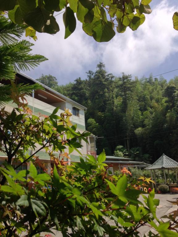- une vue sur la maison depuis le jardin dans l'établissement Alishan Mao Hsin, à Fenchihu