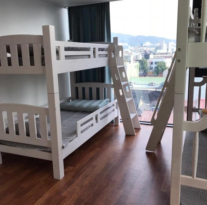Palanda nebo palandy na pokoji v ubytování Guest 145