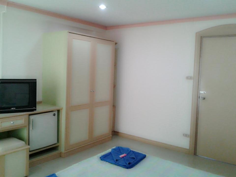 TV a/nebo společenská místnost v ubytování M In Korat Service Apartment