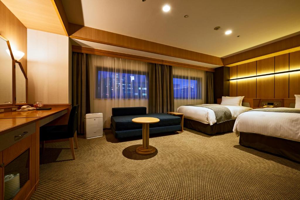 Postel nebo postele na pokoji v ubytování Sendai Kokusai Hotel