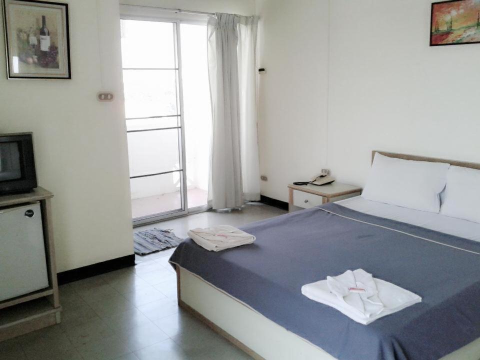 Postel nebo postele na pokoji v ubytování M In Korat Service Apartment