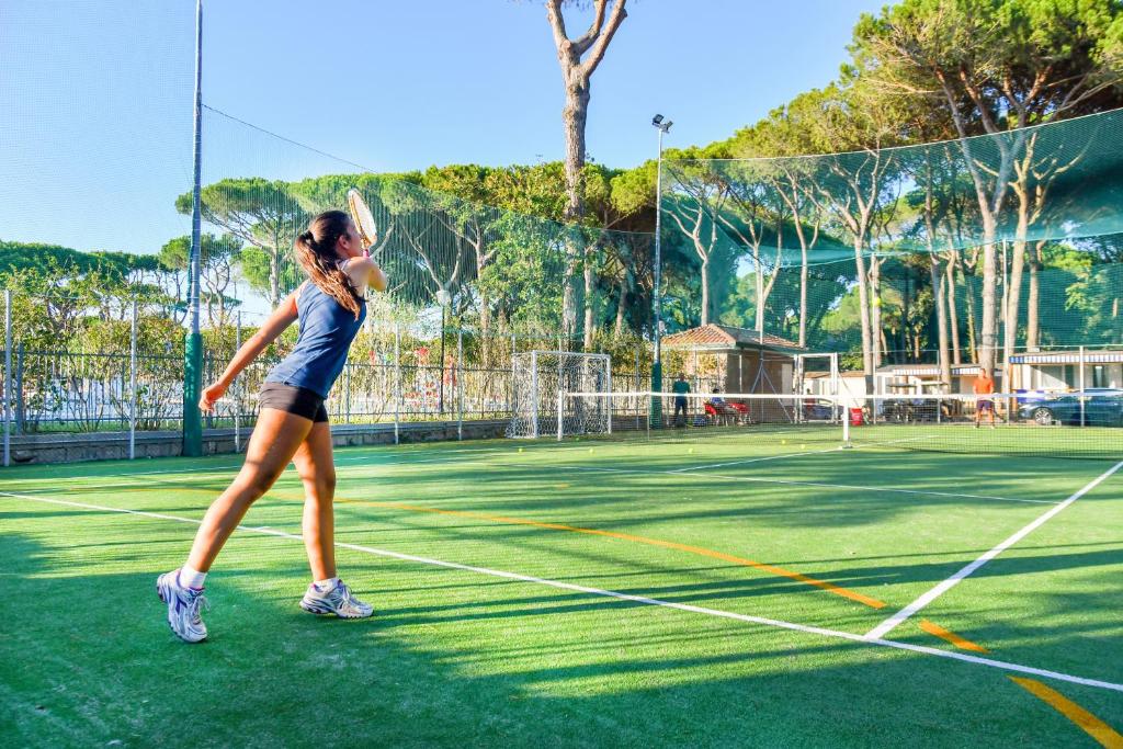 Tenis alebo squash v ubytovaní Camping Mare e Pineta alebo jeho okolí