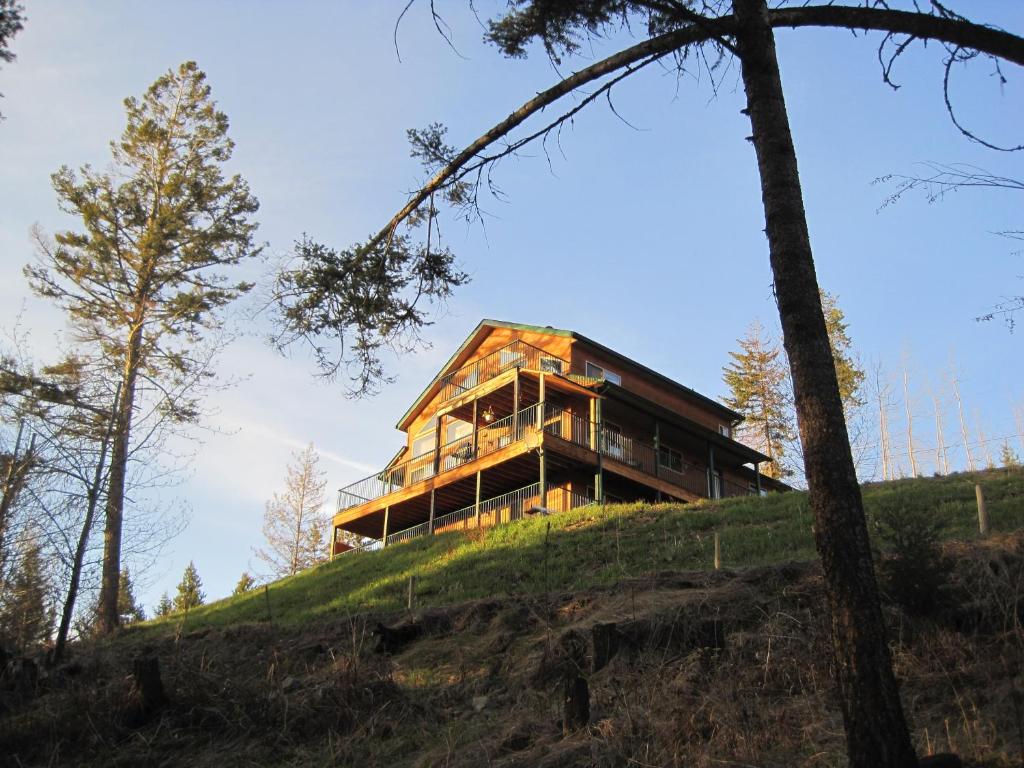 ein Haus auf einem Hügel in der Unterkunft Wild Nature B&B in Kelowna