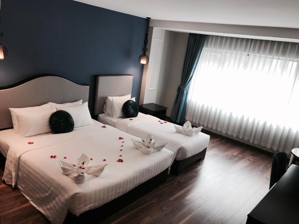 Postel nebo postele na pokoji v ubytování Hanoi La Castela Hotel