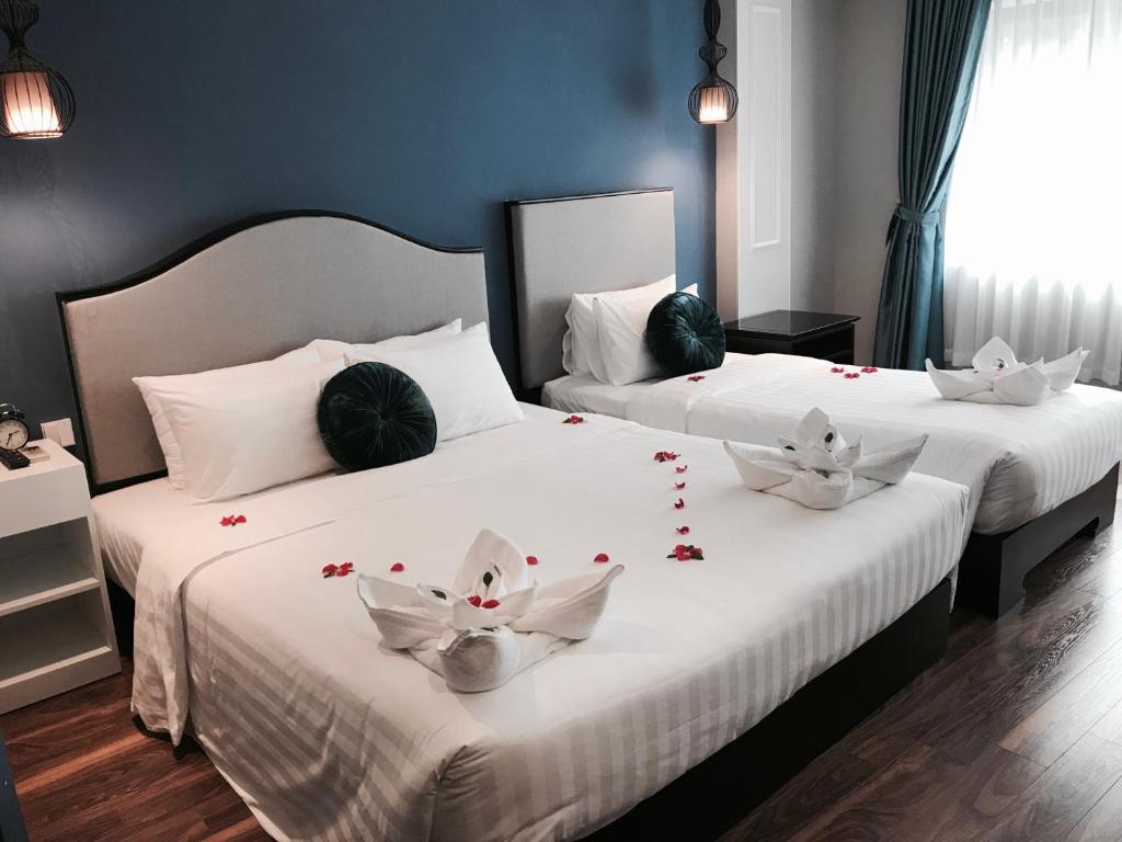 Postel nebo postele na pokoji v ubytování Hanoi La Castela Hotel