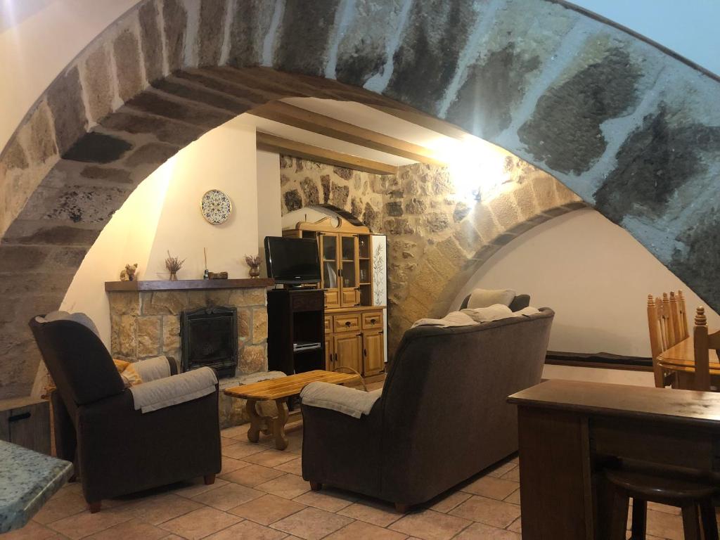 奧尼亞的住宿－Casa De La Juderia，客厅配有两把椅子和壁炉