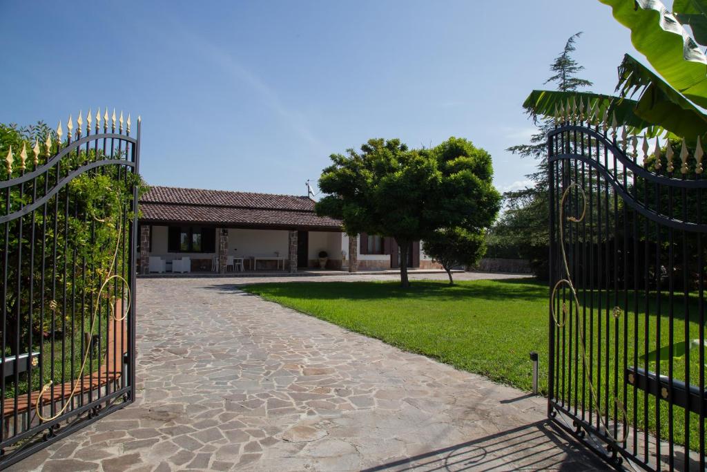 a gate in front of a house with a yard at B&B Villa dei Sogni in Eboli