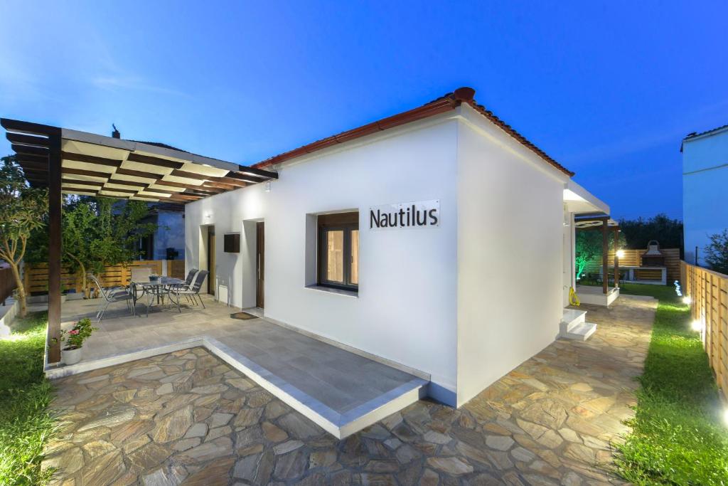 un edificio blanco con una señal que lee neutrales en Νautilus luxury apartments, en Ierissos