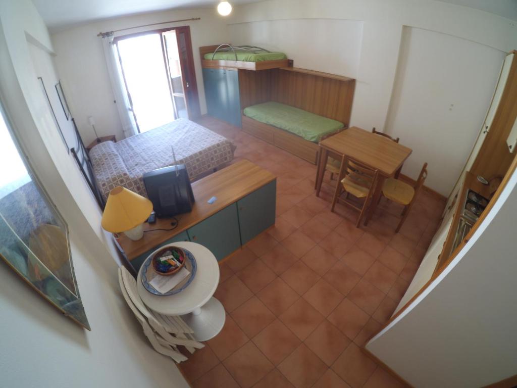 カンネートにあるAppartamenti Calandraのベッドルーム1室が備わる小さな客室です。